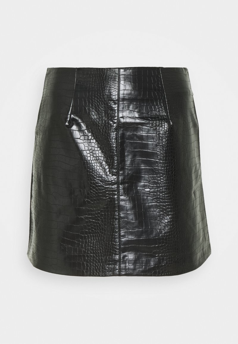 Mini-jupe en simili cuir noir avec texture crocodile et coutures frontales, présentée sur un fond clair uni.