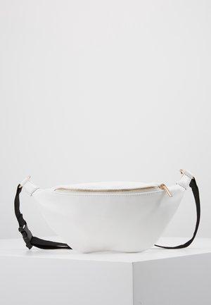 Biała skórzana saszetka na pas z złotym zamkiem błyskawicznym i czarnym regulowanym paskiem z klamrą, prezentowana na białej powierzchni na jednolitym tle.