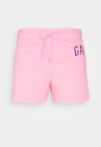 Rosa bomullsshorts med dragsko i midjan och broderad "GAP"-logga i lila på vänster sida. Slät textur och skräddarsydd passform.