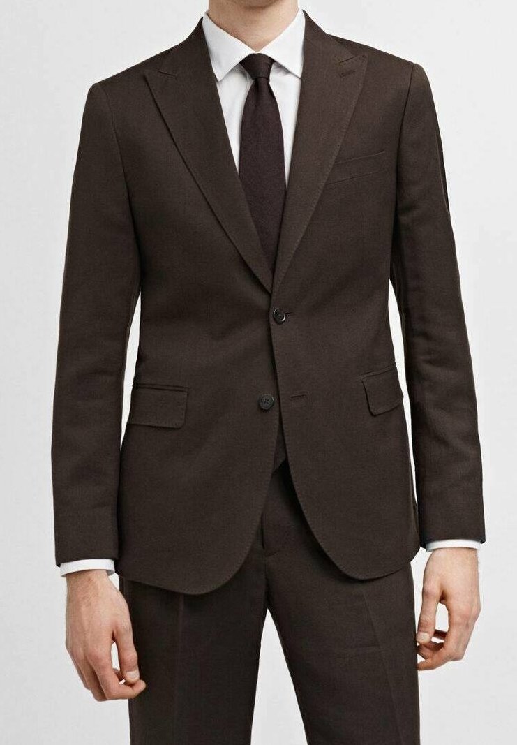 Braune, maßgeschneiderte Anzugjacke mit Kerbkragen, zwei Knöpfen und Seitentaschen. Wird über einem weißen Hemd und einer dunklen Krawatte getragen, mit glatter Textur.