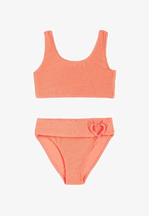 Bañador de dos piezas con textura coral, con parte superior estilo tank y pantalones de tiro alto con detalle de hebilla en forma de corazón.