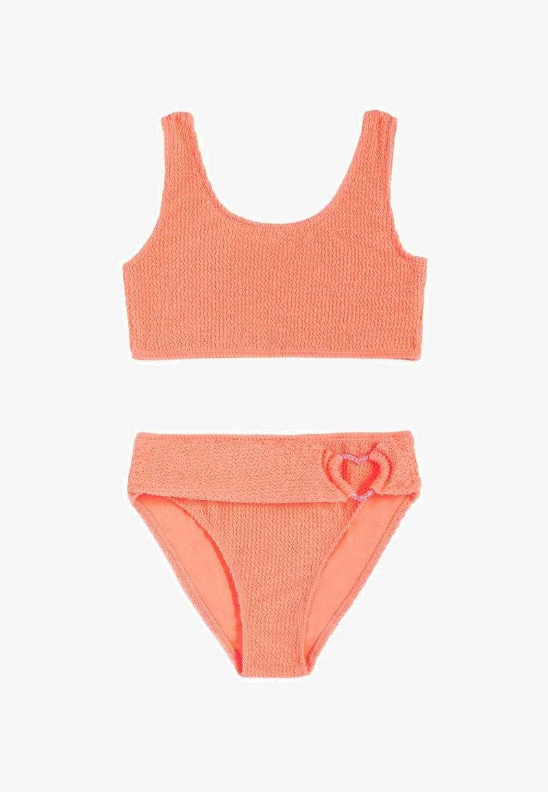 Bañador de dos piezas con textura coral, con parte superior estilo tank y pantalones de tiro alto con detalle de hebilla en forma de corazón.