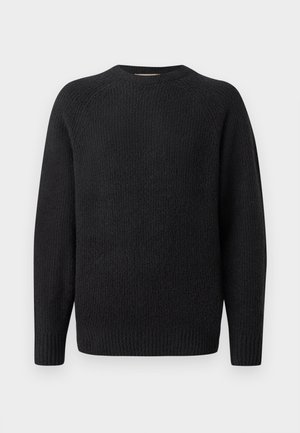 Fekete kötött pulóver, kerek nyakkivágással, bordás textúrával és hosszú ujjakkal. Egyszerű dizájn, látható logók vagy díszítések nélkül.