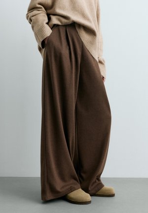 OYSHO, COCOON HERRINGBONE PLEAT TROUSERS - Pantalon classique - brown