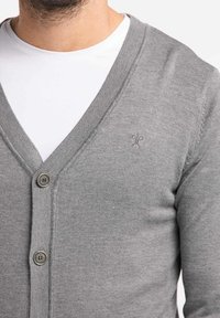 Cardigan grigio realizzato in morbido tessuto a maglia, con scollo a V, cinque bottoni e un piccolo logo ricamato sul petto.