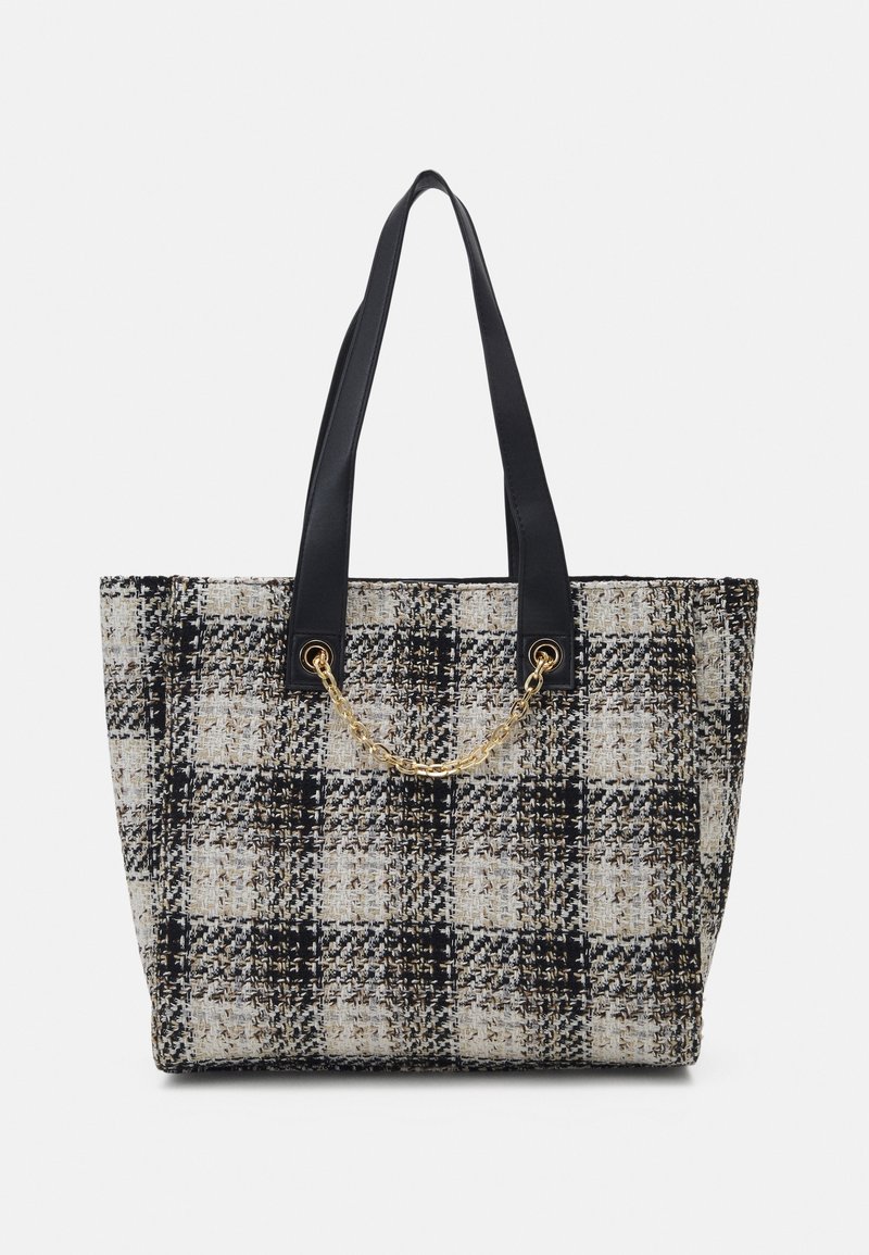 Sac fourre-tout à motif à carreaux beige, noir et or. En tissu tweed, avec des poignées synthétiques noires et des accents de chaîne dorée.