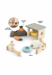 Drewniany zestaw do zabawy z domkiem dla owiec, marchewkami z miękkimi filcowymi czubkami, niebieskim lustrem i drewnianymi elementami ogrodzenia. Kolory obejmują beżowy, szary i pomarańczowy.