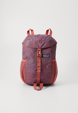 Mochila con un tejido estampado en rojo oscuro y azul, cuenta con una solapa superior, correas ajustables, bolsillos de malla laterales y un broche frontal.