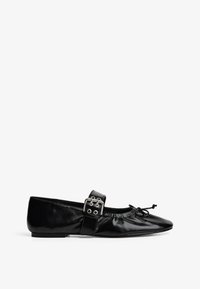 Schwarze Lederballetschuhe mit runder Zehenpartie und einem verstellbaren Riemen. Mit einem gerafften Design an der Vorderseite und einer glatten Oberfläche.