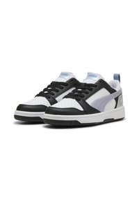 Scarpe sportive in bianco e nero con tomaia in pelle testurizzata, punta perforata, accenti viola a contrasto e un pratico passante blu.
