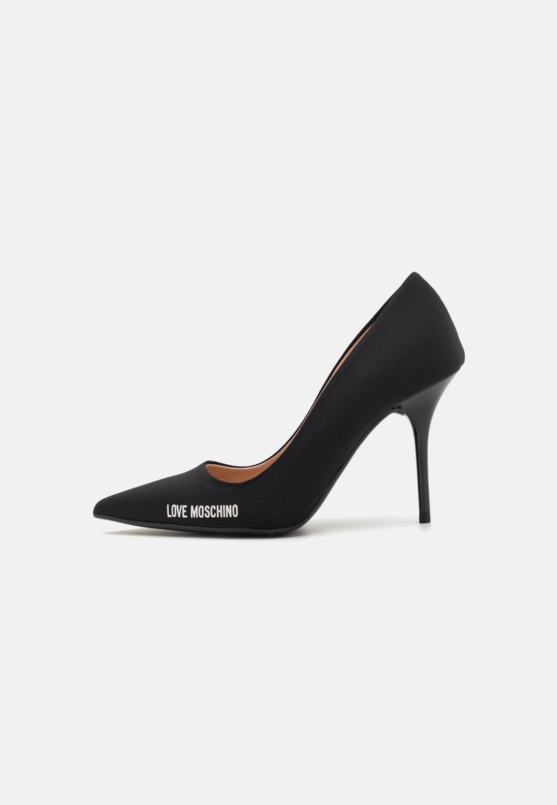 Črne visoke pete s koničastim nosom in mat teksturo. Značilna bela oznaka "LOVE MOSCHINO" na strani.