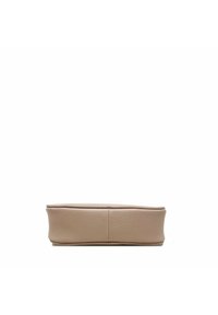 Beige läderclutch med en slät yta, rektangulär form, platt botten och sömdetalj längs mitten. Enkel och minimalistisk design.