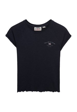 Mørkeblå t-shirt med korte ærmer og oprullede manchetter, rund hals, lille tekst "New York State Athletic Dept" og flaggrafik på brystet.