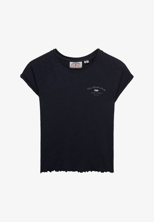 Marineblaue T-Shirt mit kurzen Ärmeln und umgekrempelten Bündchen, Rundhalsausschnitt, kleine Aufschrift "New York State Athletic Dept" und Flaggenmotiv auf der Brust.