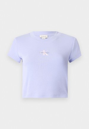 Svetlofialové ryškovo skalpované tričko s okrúhlym výstrihom a krátkymi rukávmi. Obsahuje malé biele logo Calvin Klein na prednej strane.