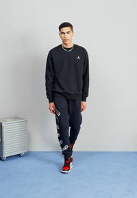 Jordan M J ESS FLC CREW - Mikina - black