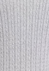 Lichtgrijze gebreide trui met textuur kabelpatronen en verticale ribbels. Zachte, middelgewicht stof met een gladde afwerking.