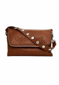 Borsa a spalla in pelle marrone con chiusura a zip, logo impressa e tracolla con borchie. Presenta una superficie liscia e forma rettangolare.