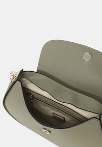 Borsa a tracolla verde con texture e chiusura a scatto in tono oro. L'interno presenta una tasca con zip e foderatura di marca. Design semplice e strutturato.