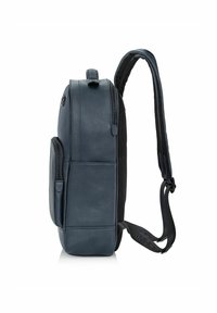 Granatowy skórzany plecak o eleganckim designie, z zamykaną na zamek boczną kieszenią, regulowanymi siateczkowymi paskami oraz teksturowaną powierzchnią.