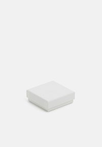 Scatola per gioielli bianca a forma quadrata con una superficie liscia, dotata di un coperchio piatto e una base leggermente rialzata. Design semplice e minimalista.