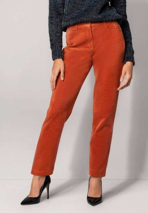 MADELEINE, MADELEINE HOSE SAMTHOSE MIT KONISCHER BEINFORM - Stoffhose - dark orange