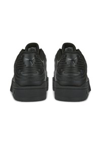 Baskets noires avec une tige en cuir texturé, un col rembourré et un logo Puma distinctif. Elles disposent d'une semelle épaisse pour une hauteur supplémentaire.