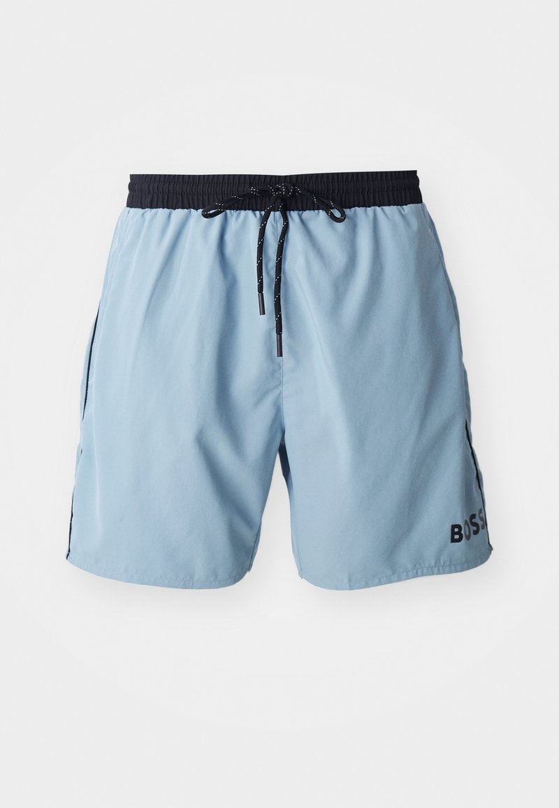 Shorts de bain bleu clair avec une ceinture élastique noire et un cordon de serrage. Dispose de poches latérales et du logo "BOSS" sur la jambe inférieure droite.