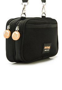 Schwarze Tasche mit zwei Reißverschlussfächern, strukturiertem Mesh-Vorderteil, silberfarbener Hardware und Logo-Patch. Verfügt über zwei runde Reißverschluss-Anzieher und einen verstellbaren Schultergurt.