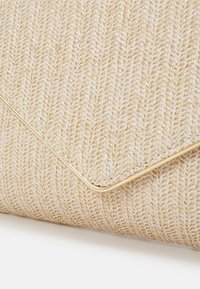Borsetta clutch testurizzata in beige con un motivo intrecciato e dettagli dorati. Presenta una patta pieghevole e una forma strutturata.