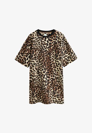 Sukienka z krótkim rękawem w panterkę o luźnym kroju, z czarną okrągłą szyją i miękkim, teksturowanym materiałem. W kolorach brązowym, czarnym i beżowym.