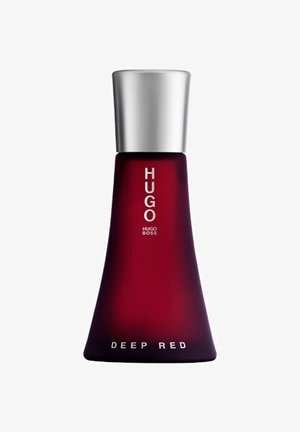 Rød glass parfymeflaske med en avsmalnet design, sølvmetallisk lokk og hvit tekst som leser "HUGO" og "DEEP RED" på fronten.