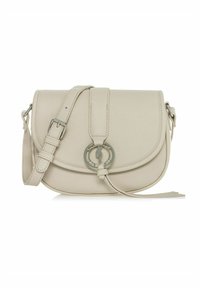 Beżowa skórzana torba na ramię o zaokrąglonym kształcie, zamykana na magnetyczny klapkę, z metalowym akcentem w postaci pierścienia. Posiada regulowany pasek dla wygody.