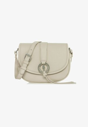 Beżowa skórzana torba na ramię o zaokrąglonym kształcie, zamykana na magnetyczny klapkę, z metalowym akcentem w postaci pierścienia. Posiada regulowany pasek dla wygody.