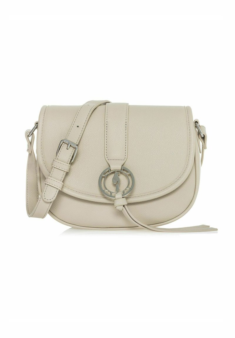Beżowa skórzana torba na ramię o zaokrąglonym kształcie, zamykana na magnetyczny klapkę, z metalowym akcentem w postaci pierścienia. Posiada regulowany pasek dla wygody.