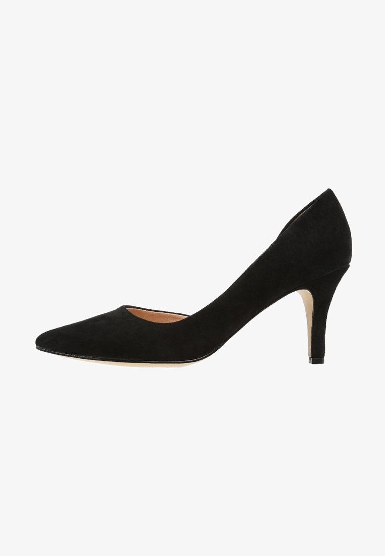 Escarpin femme en daim noir avec bout pointu et talon fin de hauteur moyenne, profil latéral sur fond blanc.