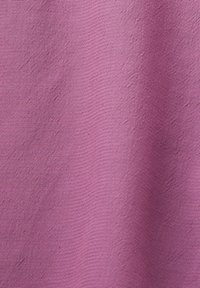 Tessuto texturizzato in tonalità di lavanda morbida, caratterizzato da un sottile motivo a coste con una finitura opaca e liscia. Ideale per capi leggeri o rivestimenti.
