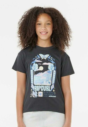 Camiseta de algodón negra con un diseño gráfico colorido que incluye un paisaje, flores y una mariposa. Mangas cortas y un corte relajado.