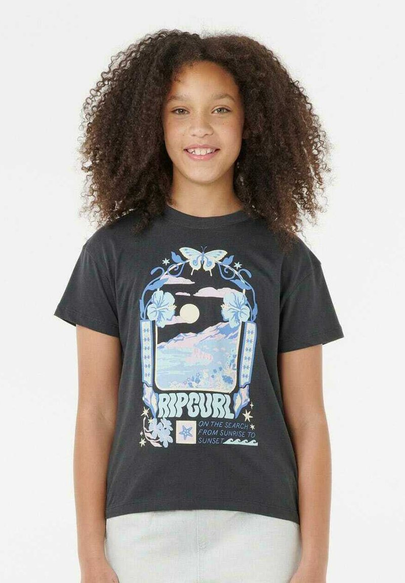 Zwarte katoenen t-shirt met een kleurrijk grafisch ontwerp van een landschap, bloemen en een vlinder. Korte mouwen en een ontspannen pasvorm.
