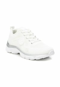 Zapatilla deportiva blanca de malla con parte superior texturizada, diseño de cordones, logo circular y una entresuela con acentos transparentes. Suela exterior de goma flexible.