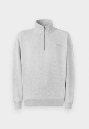 Lys grå sweatshirt med en kvart længde lynlås, høj krave, ribbede manchetter og kant. Har diskret branding på brystet.