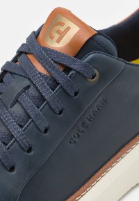 Cole Haan GRANDPRO TOPSPIN - Sneakers laag - navy blazer/british tan/ivory