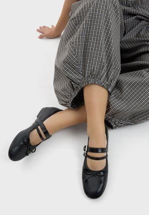 Bershka BUCKLED  - Balerínky s remienkom okolo členku - black