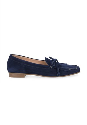 Mocassin pour femme en daim bleu marine avec pampille et détail nœud, petit talon en bois et design moc toe cousu.