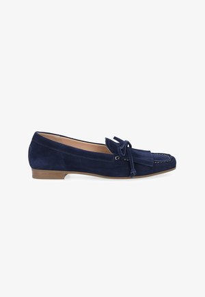 Mocassin pour femme en daim bleu marine avec pampille et détail nœud, petit talon en bois et design moc toe cousu.