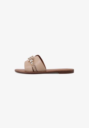 Sandalo piatto marrone con tomaia in pelle beige, caratterizzato da gemme decorative trasparenti sulla fascia e una soletta liscia e testurizzata.