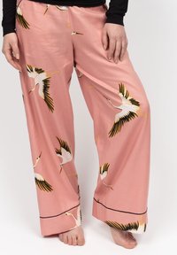 Roze wijde broek van lichtgewicht stof, met een kraanpatroon in zwart-wit en gouden accenten langs de zoom.