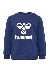 Granatowa bluza z miękkiego materiału, z białym logo umieszczonym na środku oraz ściągaczami przy rękawach i u dołu. Guzik na ramieniu.