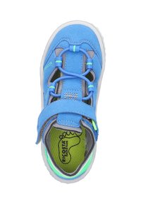 Modrá semišová bota s elastickými tkaničkami, páskem na suchý zip a zeleným polstrováním uvnitř. Zaoblená špička a gumová podrážka s bílými doplňky.