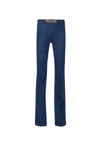 Pantaloni a zampa d'elefante in denim blu scuro con cintura piatta e un accento di marca metallico sul fronte. Texture liscia e forma strutturata.